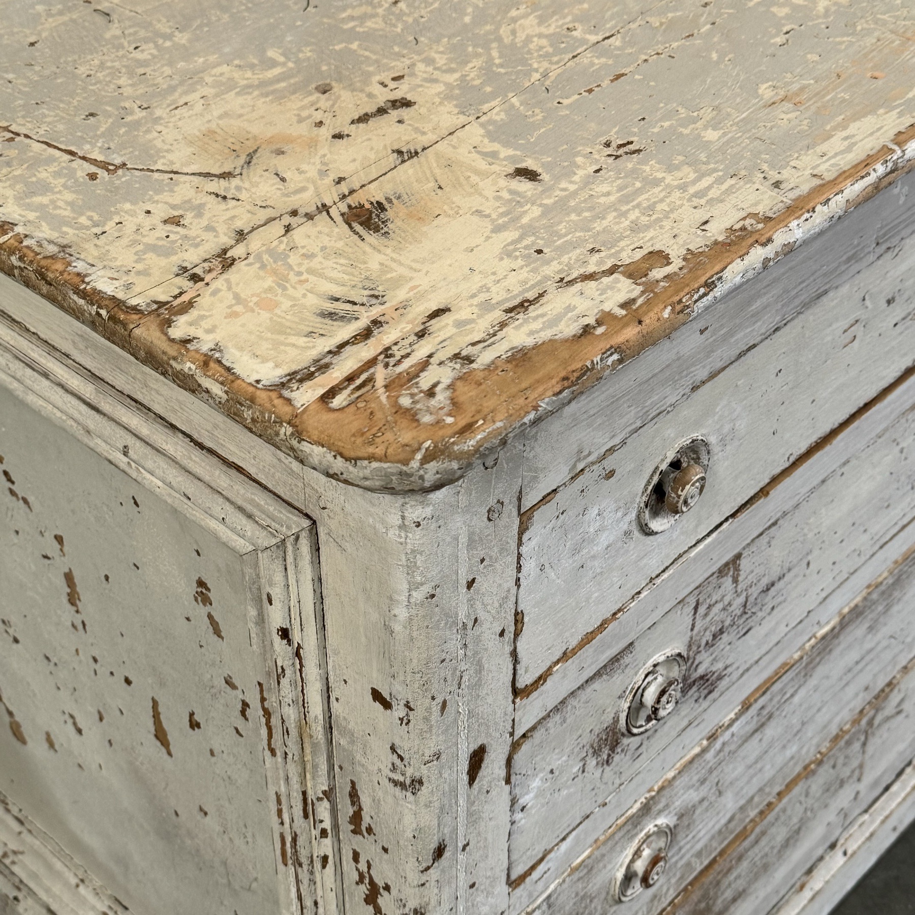 objet-vagabond-painted-chest0002